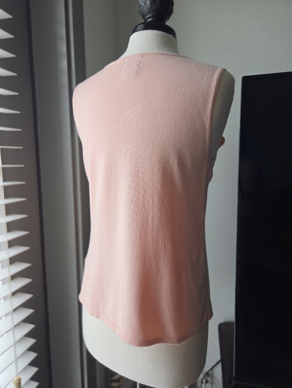 Sleeveless Pink Floral Appliqué Tank Top - Picture 3 of 10